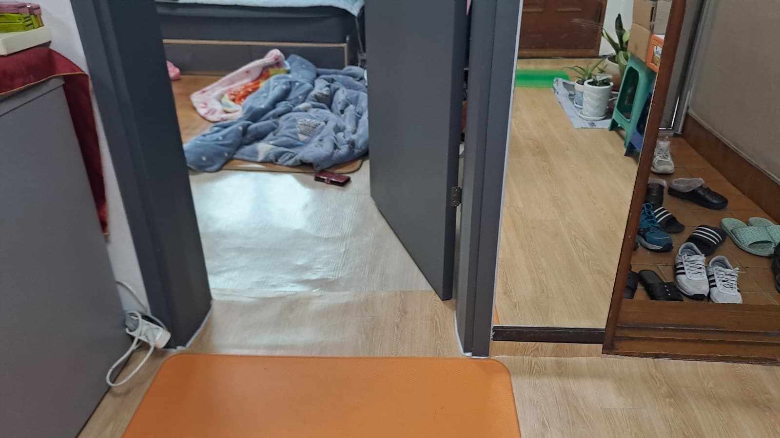 어르신 주거 현관 바닥과 완충 매트 적용 후